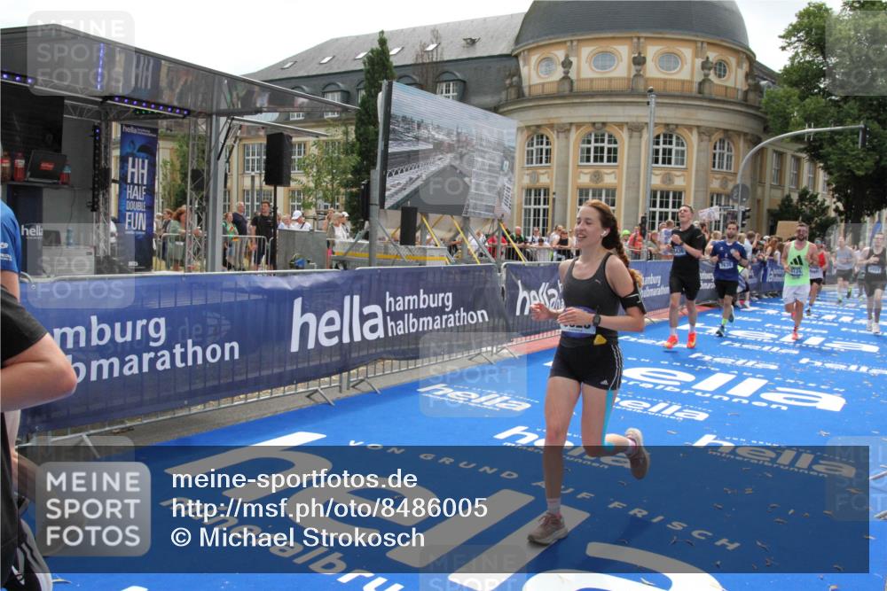 29.06.2025 - hella hamburg halbmarathon Michael Strokosch http://msf.ph/oto/8486005 29.06.2025 10:43:32 Ziel 2653, 3928, 4080, 5124, 5436, 5506, 7635, 8664, 9931, 10237, 10246, 11648, 12623, 14484, 16338, 17391, 18513, 18775, 18810, 18942, 19009, 19051, 19229 meine-sportfotos.de