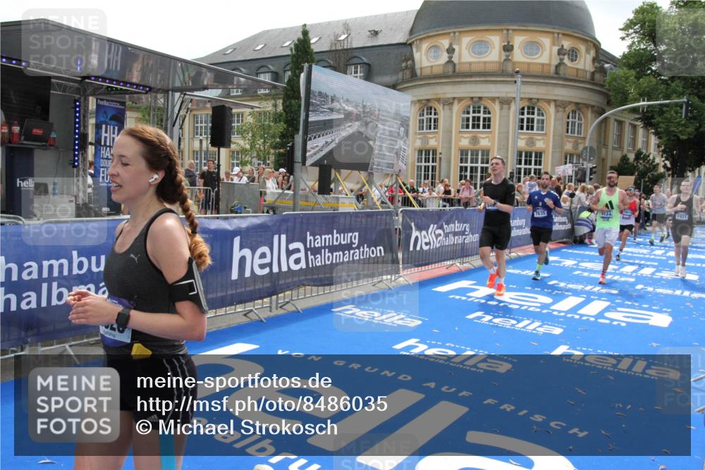 29.06.2025 - hella hamburg halbmarathon Michael Strokosch http://msf.ph/oto/8486035 29.06.2025 10:43:33 Ziel 3928, 4080, 5124, 5436, 5506, 7635, 8664, 9931, 10237, 10246, 11648, 12623, 14484, 16338, 17391, 18513, 18775, 18810, 18942, 19051, 19229 meine-sportfotos.de