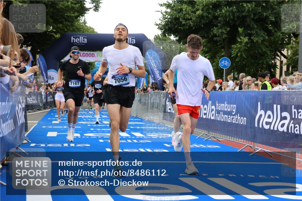 29.06.2025 - hella hamburg halbmarathon Strokosch-Dieckow http://msf.ph/oto/8486112 29.06.2025 10:44:51 Ziel 1424, 1520, 1941, 2098, 2890, 2970, 3004, 3098, 3785, 4270, 4425, 4915, 7056, 7167, 7325, 9030, 9720, 12161, 16058, 16834, 17382, 17406, 17544, 18055, 18631, 19207, 19210 meine-sportfotos.de