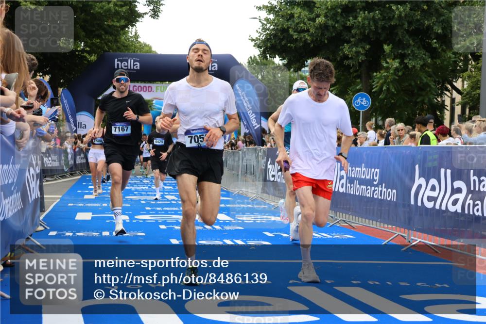 29.06.2025 - hella hamburg halbmarathon Strokosch-Dieckow http://msf.ph/oto/8486139 29.06.2025 10:44:51 Ziel 1424, 1520, 1941, 2098, 2890, 2970, 3004, 3098, 3785, 4270, 4425, 4915, 7056, 7167, 7325, 9030, 9720, 12161, 16058, 16834, 17382, 17406, 17544, 18055, 18631, 19207, 19210 meine-sportfotos.de