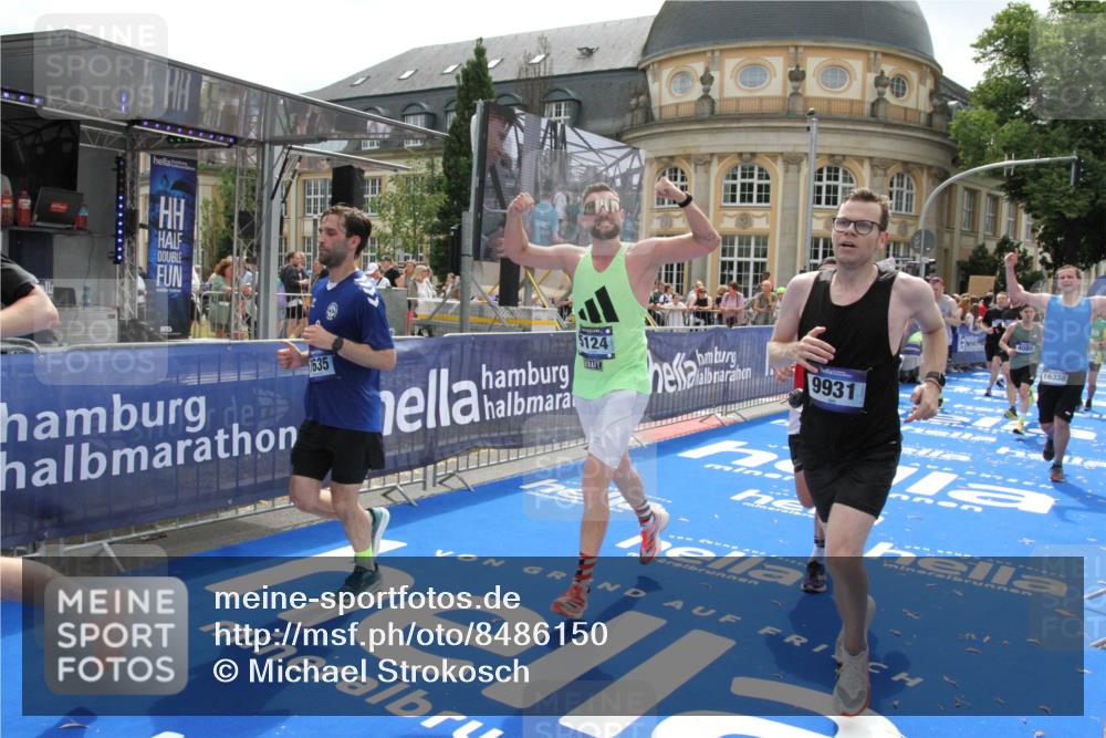 29.06.2025 - hella hamburg halbmarathon Michael Strokosch http://msf.ph/oto/8486150 29.06.2025 10:43:35 Ziel 3928, 4080, 5124, 5436, 7635, 9931, 10246, 11648, 12623, 13996, 14484, 16338, 18513, 18775, 18810, 19229 meine-sportfotos.de