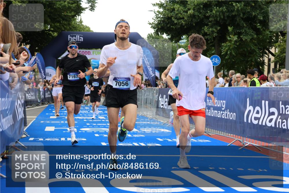 29.06.2025 - hella hamburg halbmarathon Strokosch-Dieckow http://msf.ph/oto/8486169 29.06.2025 10:44:51 Ziel 1424, 1520, 1941, 2098, 2890, 2970, 3004, 3098, 3785, 4270, 4425, 4915, 7056, 7167, 7325, 9030, 9720, 12161, 16058, 16834, 17382, 17406, 17544, 18055, 18631, 19207, 19210 meine-sportfotos.de