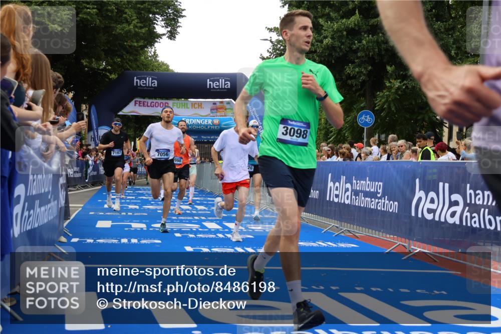 29.06.2025 - hella hamburg halbmarathon Strokosch-Dieckow http://msf.ph/oto/8486198 29.06.2025 10:44:50 Ziel 1424, 1520, 1941, 2098, 2890, 2970, 3004, 3098, 3785, 4270, 4425, 4915, 7056, 7167, 7325, 9030, 9720, 12161, 16834, 17251, 17382, 17406, 18055, 18631, 19207, 19210 meine-sportfotos.de