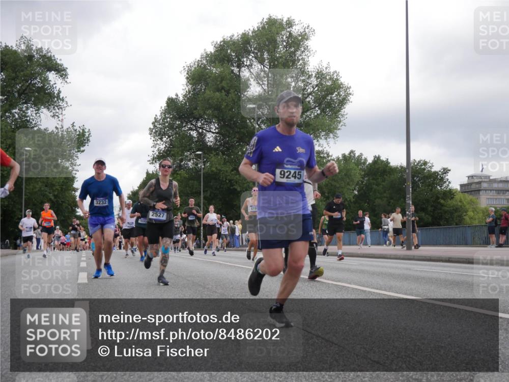 29.06.2025 - hella hamburg halbmarathon Luisa Fischer http://msf.ph/oto/8486202 29.06.2025 10:52:34 Kennedybrücke 3232, 7947, 10333, 2527, 619, 500, 9245, 1584, 2527, 2668, 3232, 3661, 4403, 5781, 6191, 6497, 7203, 7650, 7931, 7936, 7947, 7948, 8065, 8549, 8759, 8760, 9245, 10333, 10479 meine-sportfotos.de