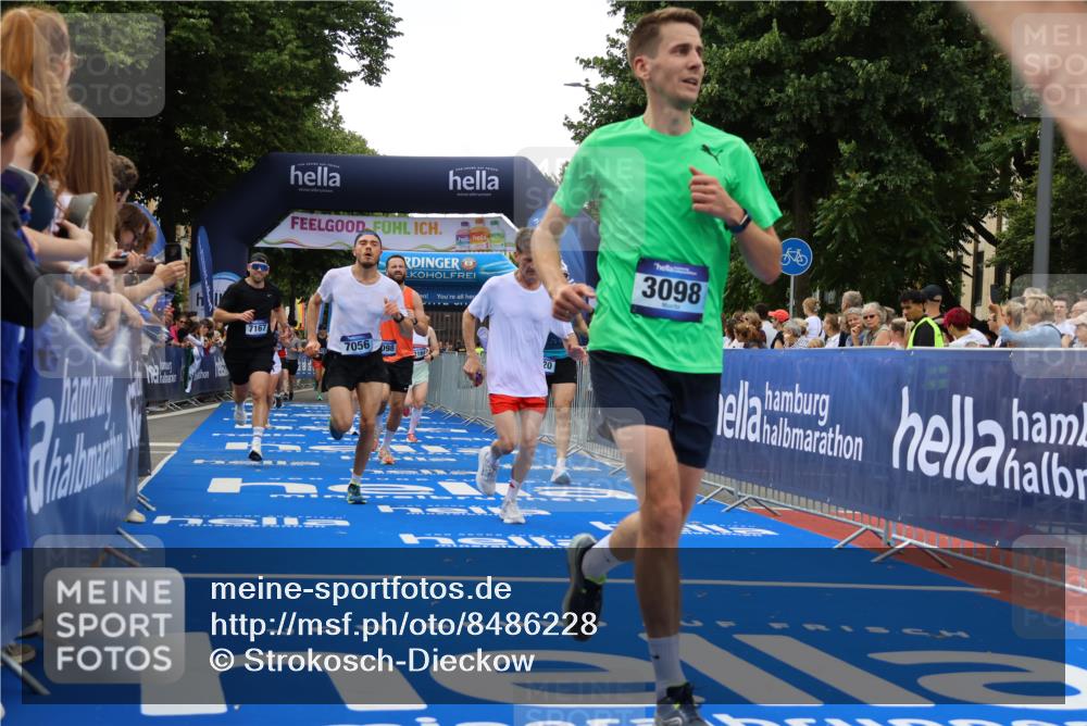 29.06.2025 - hella hamburg halbmarathon Strokosch-Dieckow http://msf.ph/oto/8486228 29.06.2025 10:44:50 Ziel 1424, 1520, 1941, 2098, 2890, 2970, 3004, 3098, 3785, 4270, 4425, 4915, 7056, 7167, 7325, 9030, 9720, 12161, 16834, 17251, 17382, 17406, 18055, 18631, 19207, 19210 meine-sportfotos.de