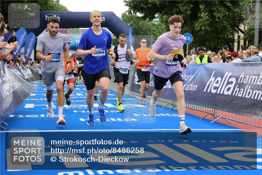 29.06.2025 - hella hamburg halbmarathon Strokosch-Dieckow http://msf.ph/oto/8486258 29.06.2025 10:45:17 Ziel 1697, 2188, 2367, 2470, 3186, 5706, 6054, 6375, 7087, 9105, 10064, 11469, 12783, 14703, 15563, 15636, 15651, 15741, 15760, 16513, 17120, 17499, 18346, 18407, 18718 meine-sportfotos.de