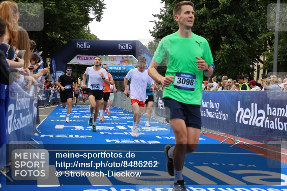29.06.2025 - hella hamburg halbmarathon Strokosch-Dieckow http://msf.ph/oto/8486262 29.06.2025 10:44:50 Ziel 1424, 1520, 1941, 2098, 2890, 2970, 3004, 3098, 3785, 4270, 4425, 4915, 7056, 7167, 7325, 9030, 9720, 12161, 16834, 17251, 17382, 17406, 18055, 18631, 19207, 19210 meine-sportfotos.de
