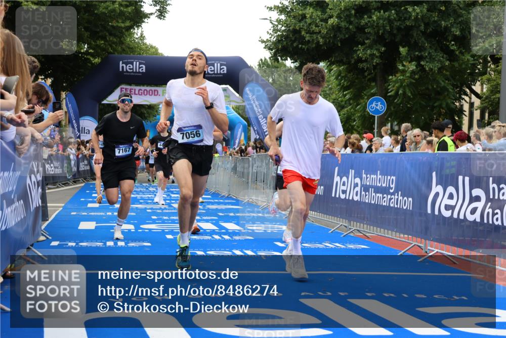 29.06.2025 - hella hamburg halbmarathon Strokosch-Dieckow http://msf.ph/oto/8486274 29.06.2025 10:44:51 Ziel 1424, 1520, 1941, 2098, 2890, 2970, 3004, 3098, 3785, 4270, 4425, 4915, 7056, 7167, 7325, 9030, 9720, 12161, 16058, 16834, 17382, 17406, 17544, 18055, 18631, 19207, 19210 meine-sportfotos.de