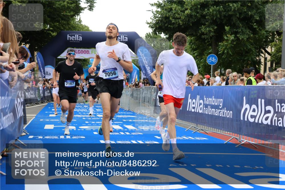 29.06.2025 - hella hamburg halbmarathon Strokosch-Dieckow http://msf.ph/oto/8486292 29.06.2025 10:44:51 Ziel 1424, 1520, 1941, 2098, 2890, 2970, 3004, 3098, 3785, 4270, 4425, 4915, 7056, 7167, 7325, 9030, 9720, 12161, 16058, 16834, 17382, 17406, 17544, 18055, 18631, 19207, 19210 meine-sportfotos.de