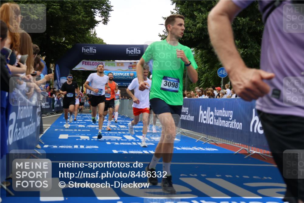 29.06.2025 - hella hamburg halbmarathon Strokosch-Dieckow http://msf.ph/oto/8486332 29.06.2025 10:44:50 Ziel 1424, 1520, 1941, 2098, 2890, 2970, 3004, 3098, 3785, 4270, 4425, 4915, 7056, 7167, 7325, 9030, 9720, 12161, 16834, 17251, 17382, 17406, 18055, 18631, 19207, 19210 meine-sportfotos.de