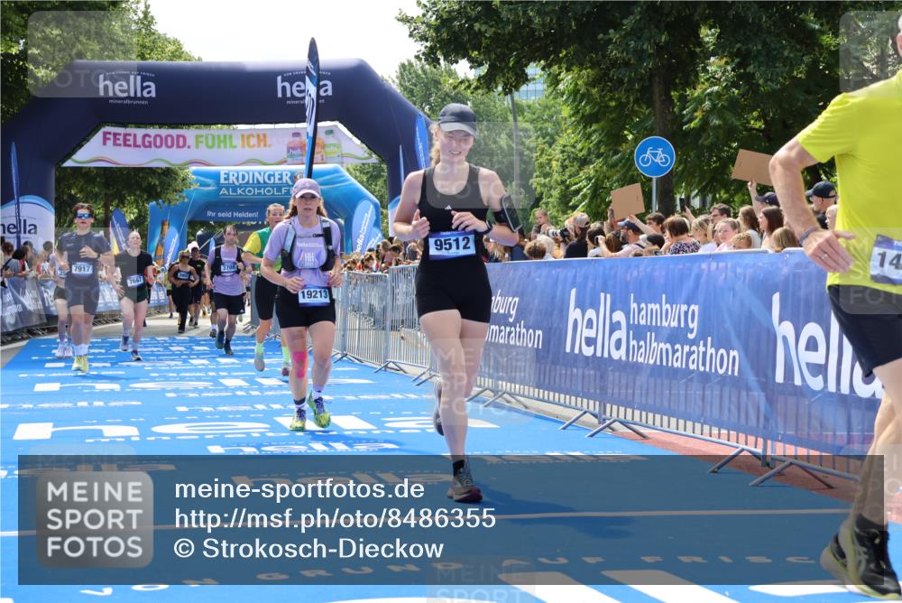 29.06.2025 - hella hamburg halbmarathon Strokosch-Dieckow http://msf.ph/oto/8486355 29.06.2025 11:29:14 Ziel 1025, 2588, 3708, 3731, 4969, 5625, 6746, 7667, 7917, 9512, 11178, 11245, 11879, 13477, 14118, 14265, 14349, 14521, 14536, 15709, 16251, 16886, 17712, 18402, 19156, 19213 meine-sportfotos.de