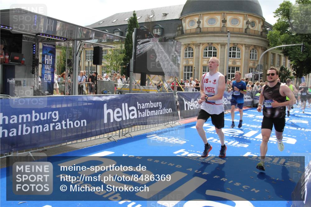 29.06.2025 - hella hamburg halbmarathon Michael Strokosch http://msf.ph/oto/8486369 29.06.2025 10:43:42 Ziel 3116, 4318, 6903, 9114, 13421, 13996, 14201, 14210, 14690, 15328, 15932, 17912, 18449 meine-sportfotos.de