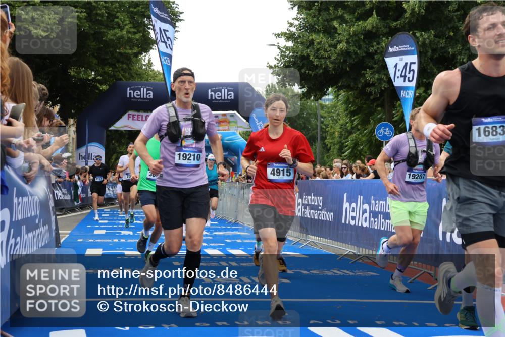 29.06.2025 - hella hamburg halbmarathon Strokosch-Dieckow http://msf.ph/oto/8486444 29.06.2025 10:44:48 Ziel 1941, 2098, 2890, 2970, 3004, 3098, 3785, 4270, 4425, 4915, 7056, 7167, 7325, 9030, 9720, 12161, 15185, 15233, 16834, 17251, 17382, 17406, 18631, 19207, 19210 meine-sportfotos.de