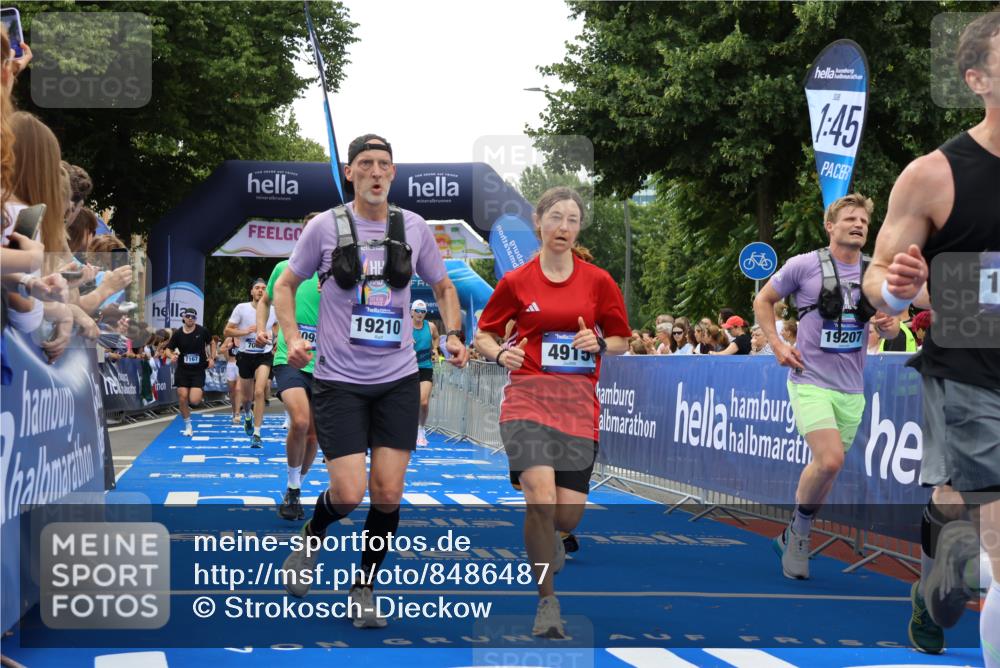 29.06.2025 - hella hamburg halbmarathon Strokosch-Dieckow http://msf.ph/oto/8486487 29.06.2025 10:44:48 Ziel 1941, 2098, 2890, 2970, 3004, 3098, 3785, 4270, 4425, 4915, 7056, 7167, 7325, 9030, 9720, 12161, 15185, 15233, 16834, 17251, 17382, 17406, 18631, 19207, 19210 meine-sportfotos.de
