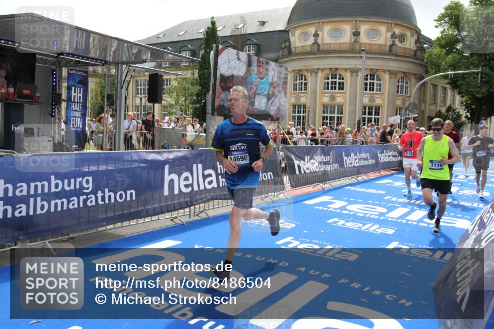 29.06.2025 - hella hamburg halbmarathon Michael Strokosch http://msf.ph/oto/8486504 29.06.2025 10:43:43 Ziel 3116, 4318, 6903, 6991, 9114, 13421, 13996, 14201, 14210, 14690, 15328, 15932, 17912, 18449, 19090 meine-sportfotos.de