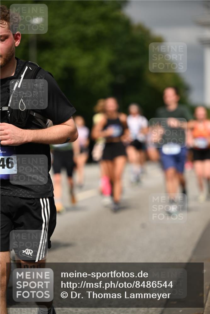 29.06.2025 - hella hamburg halbmarathon Dr. Thomas Lammeyer http://msf.ph/oto/8486544 29.06.2025 10:21:08 Kennedybrücke 1117, 1137, 1240, 1403, 2908, 3450, 3622, 5037, 5390, 5995, 6126, 6128, 6328, 6488, 6522, 6941, 6948, 7114, 7115, 7257, 7345, 7360, 7376, 8513, 8558, 8895, 8983, 9208, 9259, 9675, 10165, 10314, 10317, 10320, 10377, 10391, 10592, 10735, 10926, 11335 meine-sportfotos.de