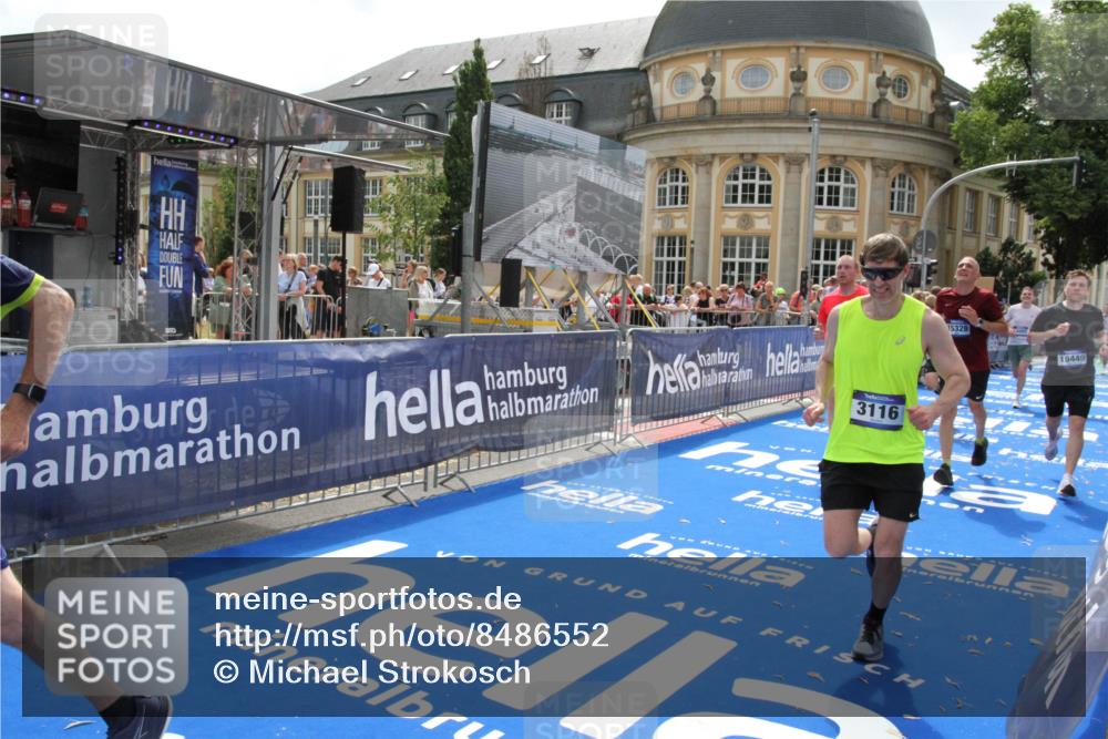 29.06.2025 - hella hamburg halbmarathon Michael Strokosch http://msf.ph/oto/8486552 29.06.2025 10:43:44 Ziel 1976, 3116, 4318, 6903, 6991, 9114, 9159, 13421, 13996, 14201, 14210, 14690, 15328, 15932, 16105, 17912, 18449, 19090 meine-sportfotos.de