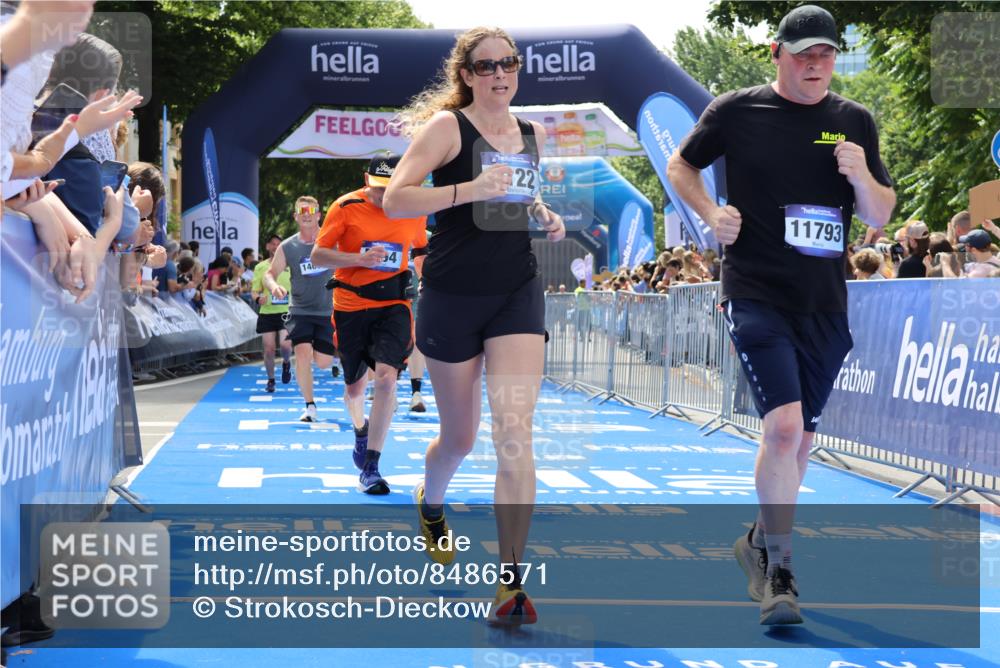 29.06.2025 - hella hamburg halbmarathon Strokosch-Dieckow http://msf.ph/oto/8486571 29.06.2025 11:29:25 Ziel 2588, 3708, 4122, 4969, 5494, 6048, 6049, 6787, 7667, 7917, 9780, 10573, 11793, 12758, 14099, 14770, 15112, 16650, 17595 meine-sportfotos.de