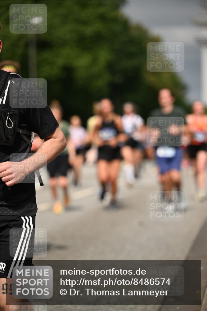 29.06.2025 - hella hamburg halbmarathon Dr. Thomas Lammeyer http://msf.ph/oto/8486574 29.06.2025 10:21:09 Kennedybrücke 1117, 1137, 1240, 1403, 2225, 2860, 2908, 3450, 3622, 5037, 5390, 5995, 6126, 6128, 6328, 6488, 6522, 6941, 6948, 7114, 7115, 7257, 7345, 7360, 7376, 8253, 8513, 8558, 8895, 8983, 9208, 9259, 9647, 9675, 10165, 10314, 10317, 10320, 10377, 10391, 10592, 10735, 10926 meine-sportfotos.de