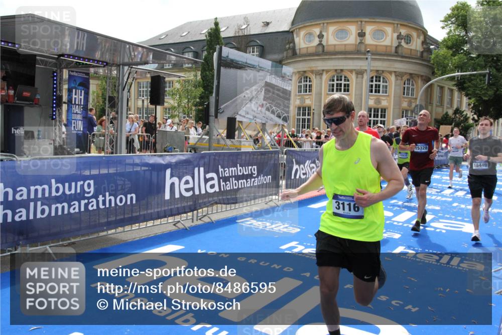 29.06.2025 - hella hamburg halbmarathon Michael Strokosch http://msf.ph/oto/8486595 29.06.2025 10:43:44 Ziel 1976, 3116, 4318, 6903, 6991, 9114, 9159, 13421, 13996, 14201, 14210, 14690, 15328, 15932, 16105, 17912, 18449, 19090 meine-sportfotos.de
