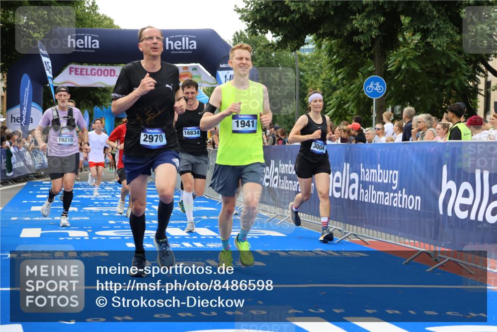 29.06.2025 - hella hamburg halbmarathon Strokosch-Dieckow http://msf.ph/oto/8486598 29.06.2025 10:44:46 Ziel 1941, 2098, 2970, 3004, 3098, 3785, 4270, 4425, 4915, 7056, 7167, 7325, 9720, 12161, 15185, 15233, 16834, 17251, 17406, 18437, 18631, 19207, 19210 meine-sportfotos.de
