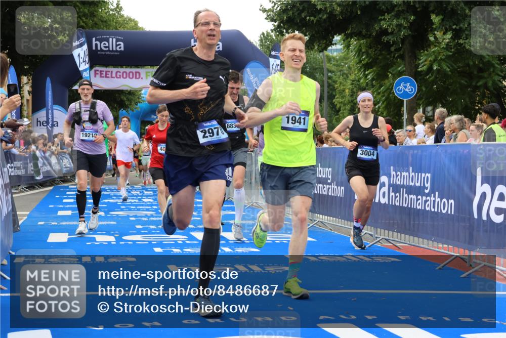 29.06.2025 - hella hamburg halbmarathon Strokosch-Dieckow http://msf.ph/oto/8486687 29.06.2025 10:44:46 Ziel 1941, 2098, 2970, 3004, 3098, 3785, 4270, 4425, 4915, 7056, 7167, 7325, 9720, 12161, 15185, 15233, 16834, 17251, 17406, 18437, 18631, 19207, 19210 meine-sportfotos.de