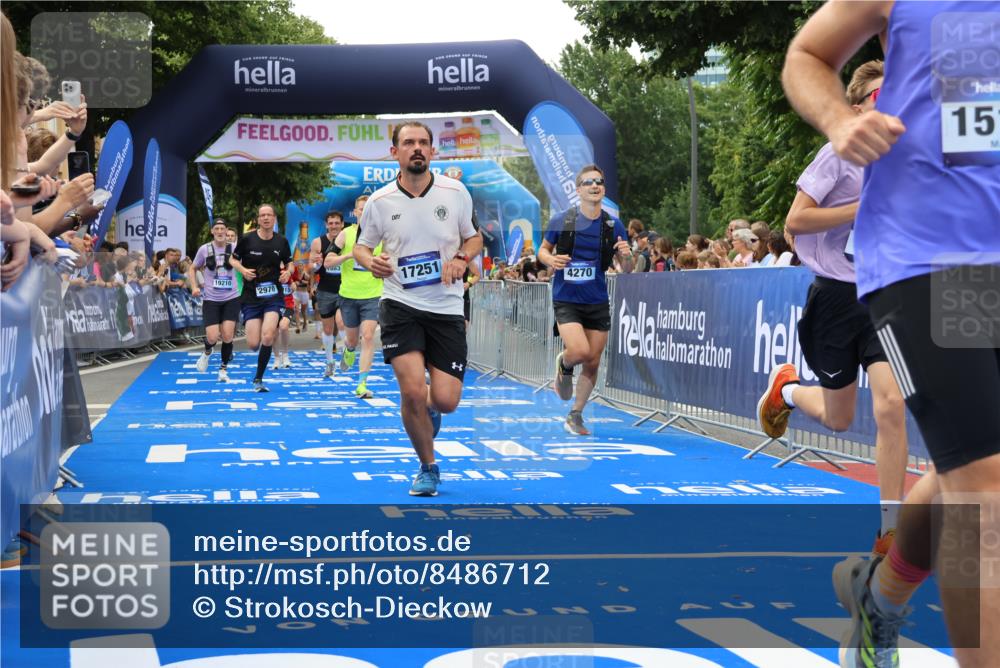29.06.2025 - hella hamburg halbmarathon Strokosch-Dieckow http://msf.ph/oto/8486712 29.06.2025 10:44:43 Ziel 1782, 1941, 2970, 3004, 3098, 3785, 4270, 4915, 4991, 6490, 7056, 7167, 7325, 10669, 14816, 15185, 15233, 16224, 16834, 17251, 18107, 18437, 18464, 18560, 18868, 19206, 19207, 19210 meine-sportfotos.de