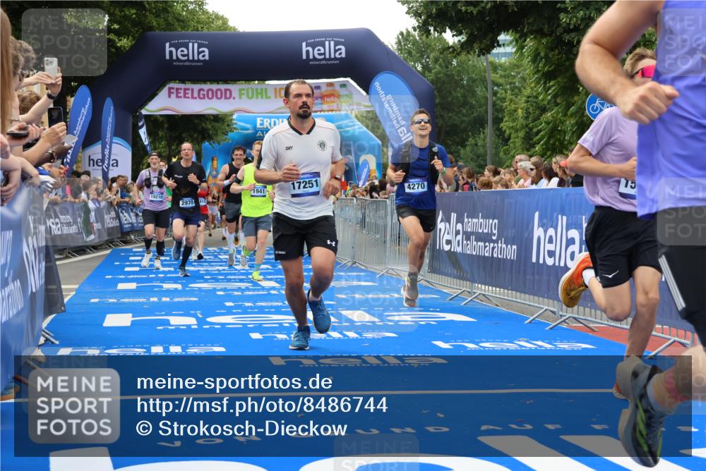 29.06.2025 - hella hamburg halbmarathon Strokosch-Dieckow http://msf.ph/oto/8486744 29.06.2025 10:44:44 Ziel 1782, 1941, 2098, 2970, 3004, 3098, 3785, 4270, 4915, 4991, 6490, 7056, 7167, 7325, 9720, 10669, 12161, 15185, 15233, 16834, 17251, 18107, 18437, 18464, 18868, 19206, 19207, 19210 meine-sportfotos.de