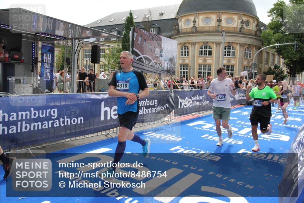 29.06.2025 - hella hamburg halbmarathon Michael Strokosch http://msf.ph/oto/8486754 29.06.2025 10:43:47 Ziel 1976, 4318, 6903, 6991, 7185, 9114, 9159, 11153, 11778, 11848, 13421, 14201, 14210, 15328, 15512, 15932, 16062, 16105, 18449, 19090 meine-sportfotos.de