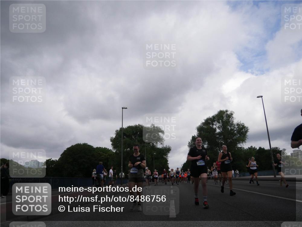 29.06.2025 - hella hamburg halbmarathon Luisa Fischer http://msf.ph/oto/8486756 29.06.2025 10:52:47 Kennedybrücke 10656, 10654, 17960, 1167, 2437, 2438, 2716, 3253, 4769, 5118, 5479, 5480, 7948, 8065, 10130, 10654 meine-sportfotos.de