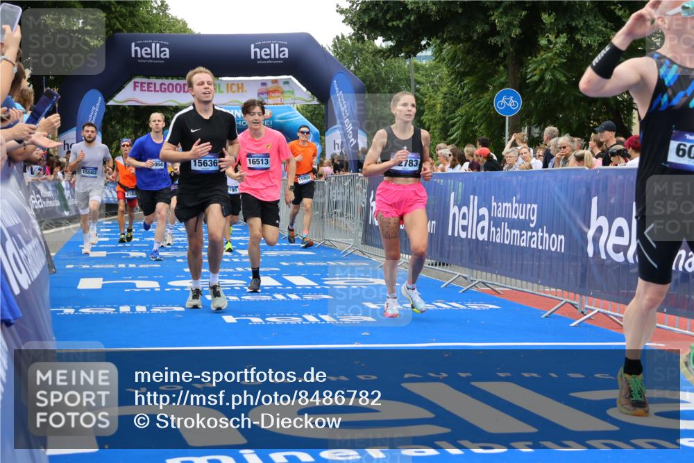 29.06.2025 - hella hamburg halbmarathon Strokosch-Dieckow http://msf.ph/oto/8486782 29.06.2025 10:45:15 Ziel 2188, 2367, 2470, 3186, 5706, 6054, 6375, 6575, 6819, 7087, 9105, 9302, 10064, 11469, 12783, 15563, 15636, 15651, 15741, 15760, 16513, 16685, 17120, 17499, 17960, 18346, 18718 meine-sportfotos.de