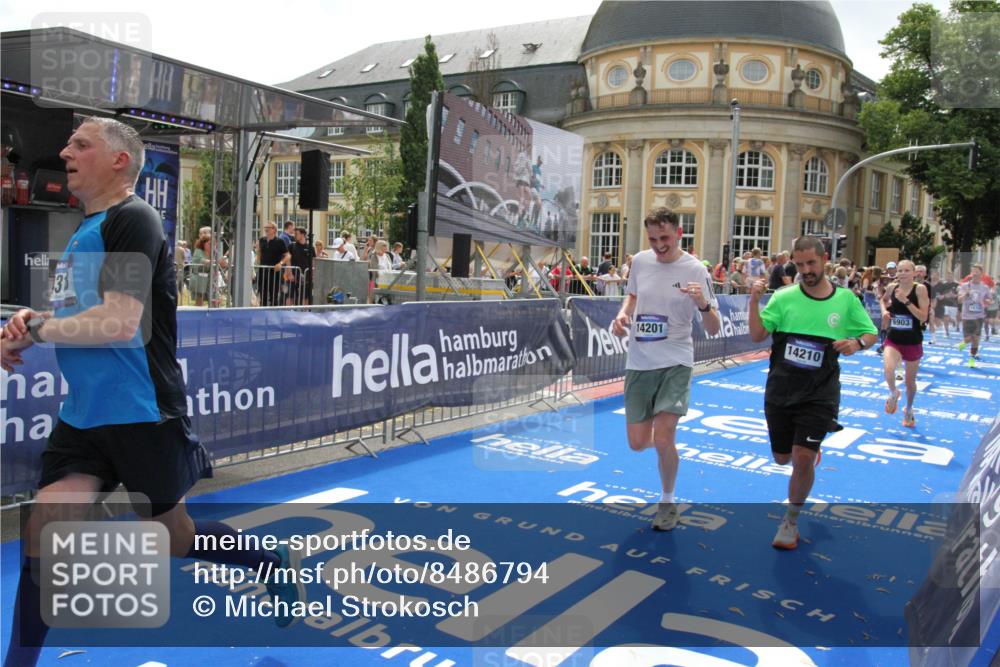 29.06.2025 - hella hamburg halbmarathon Michael Strokosch http://msf.ph/oto/8486794 29.06.2025 10:43:47 Ziel 1976, 4318, 6903, 6991, 7185, 9114, 9159, 11153, 11778, 11848, 13421, 14201, 14210, 15328, 15512, 15932, 16062, 16105, 18449, 19090 meine-sportfotos.de