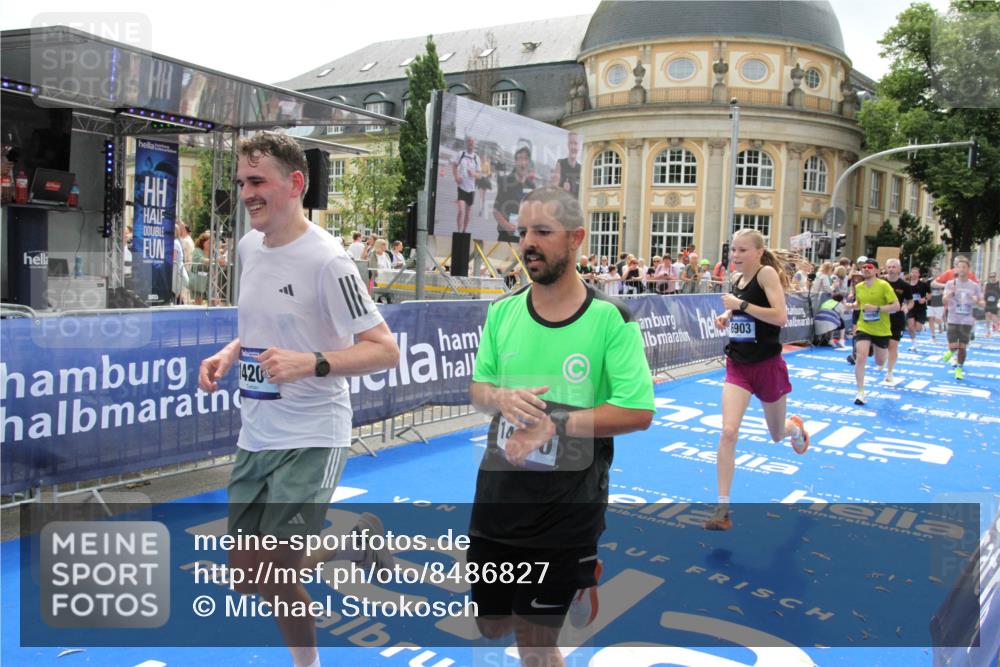 29.06.2025 - hella hamburg halbmarathon Michael Strokosch http://msf.ph/oto/8486827 29.06.2025 10:43:48 Ziel 1976, 3437, 4318, 6903, 6991, 7185, 9114, 9159, 9374, 11153, 11778, 11848, 13421, 13897, 14201, 14210, 15328, 15512, 15932, 16062, 16105, 18650, 19090 meine-sportfotos.de
