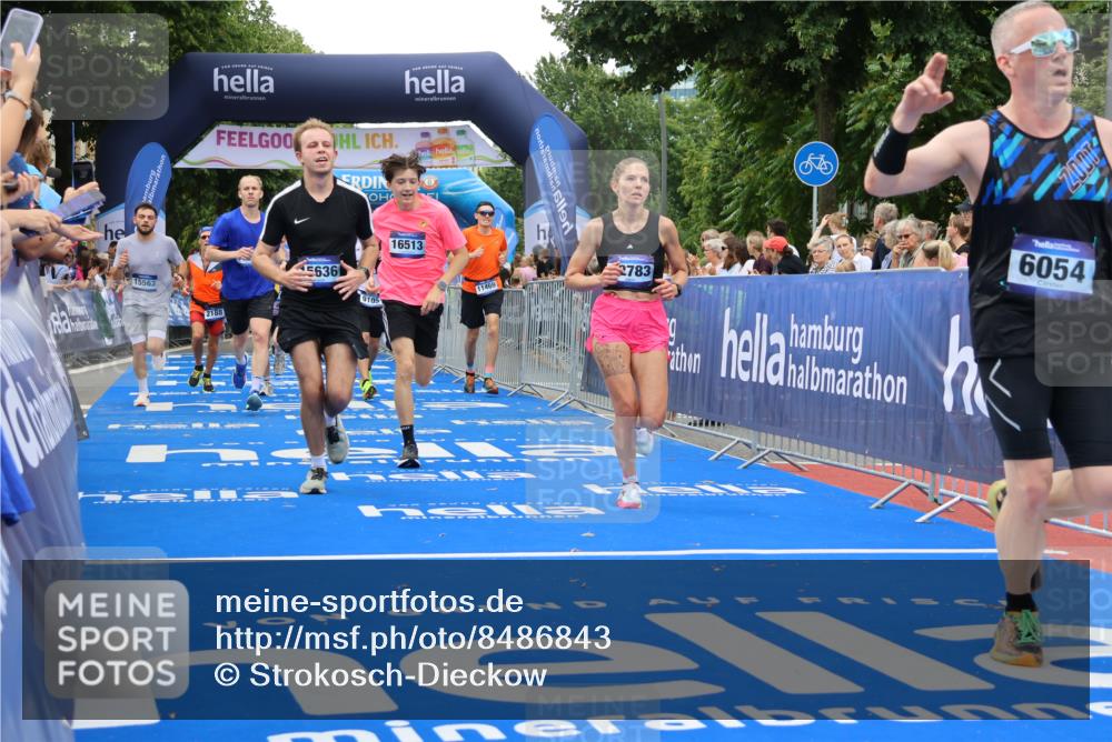 29.06.2025 - hella hamburg halbmarathon Strokosch-Dieckow http://msf.ph/oto/8486843 29.06.2025 10:45:15 Ziel 2188, 2367, 2470, 3186, 5706, 6054, 6375, 6575, 6819, 7087, 9105, 9302, 10064, 11469, 12783, 15563, 15636, 15651, 15741, 15760, 16513, 16685, 17120, 17499, 17960, 18346, 18718 meine-sportfotos.de