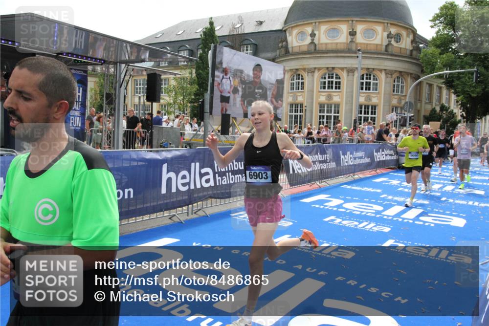 29.06.2025 - hella hamburg halbmarathon Michael Strokosch http://msf.ph/oto/8486865 29.06.2025 10:43:48 Ziel 1976, 3437, 4318, 6903, 6991, 7185, 9114, 9159, 9374, 11153, 11778, 11848, 13421, 13897, 14201, 14210, 15328, 15512, 15932, 16062, 16105, 18650, 19090 meine-sportfotos.de