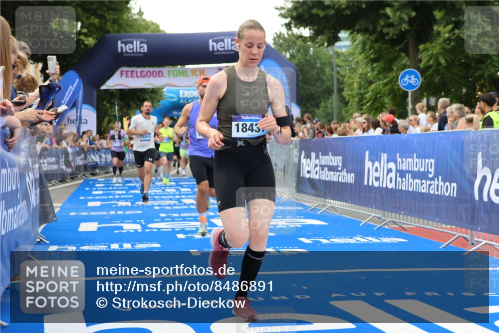 29.06.2025 - hella hamburg halbmarathon Strokosch-Dieckow http://msf.ph/oto/8486891 29.06.2025 10:44:41 Ziel 1782, 1941, 2365, 2402, 2970, 3004, 3785, 4270, 4915, 4991, 5476, 6490, 6495, 7325, 10669, 12711, 14351, 14798, 14816, 15185, 15233, 16224, 16834, 17251, 18107, 18437, 18464, 18539, 18560, 18868, 19206, 19207 meine-sportfotos.de