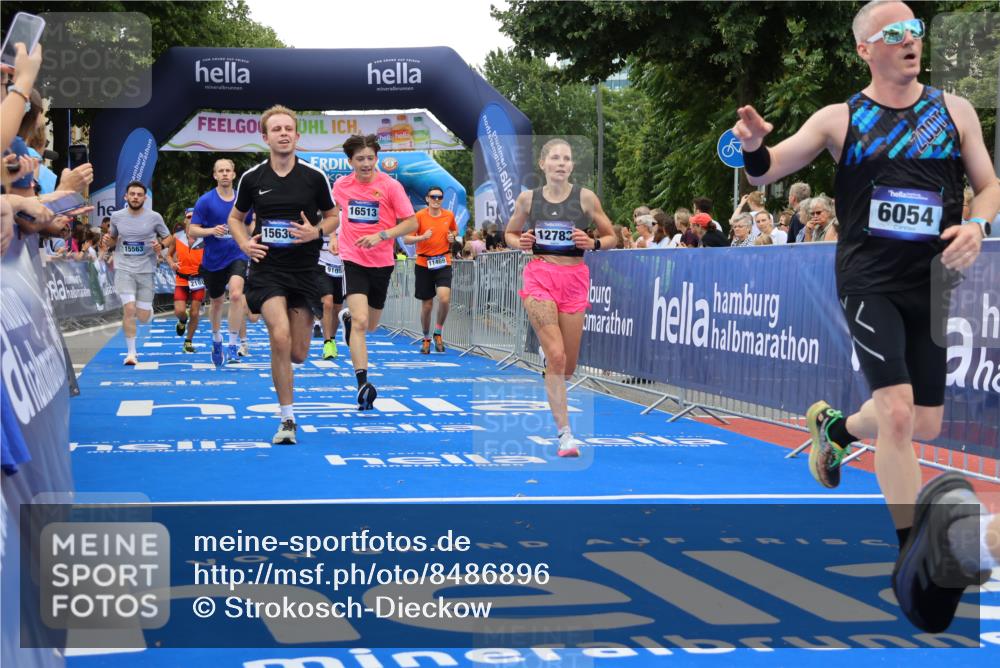 29.06.2025 - hella hamburg halbmarathon Strokosch-Dieckow http://msf.ph/oto/8486896 29.06.2025 10:45:15 Ziel 2188, 2367, 2470, 3186, 5706, 6054, 6375, 6575, 6819, 7087, 9105, 9302, 10064, 11469, 12783, 15563, 15636, 15651, 15741, 15760, 16513, 16685, 17120, 17499, 17960, 18346, 18718 meine-sportfotos.de