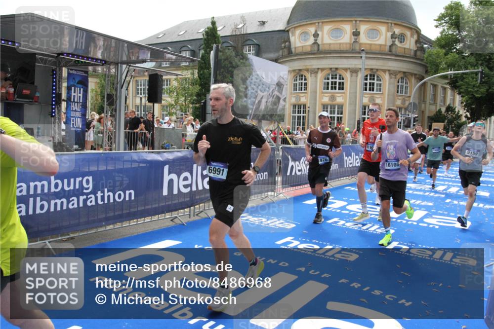 29.06.2025 - hella hamburg halbmarathon Michael Strokosch http://msf.ph/oto/8486968 29.06.2025 10:43:50 Ziel 1976, 3437, 5624, 5692, 6903, 6991, 7185, 9043, 9159, 9374, 11153, 11778, 11848, 13897, 14201, 14210, 15512, 16062, 16105, 18650, 19090 meine-sportfotos.de