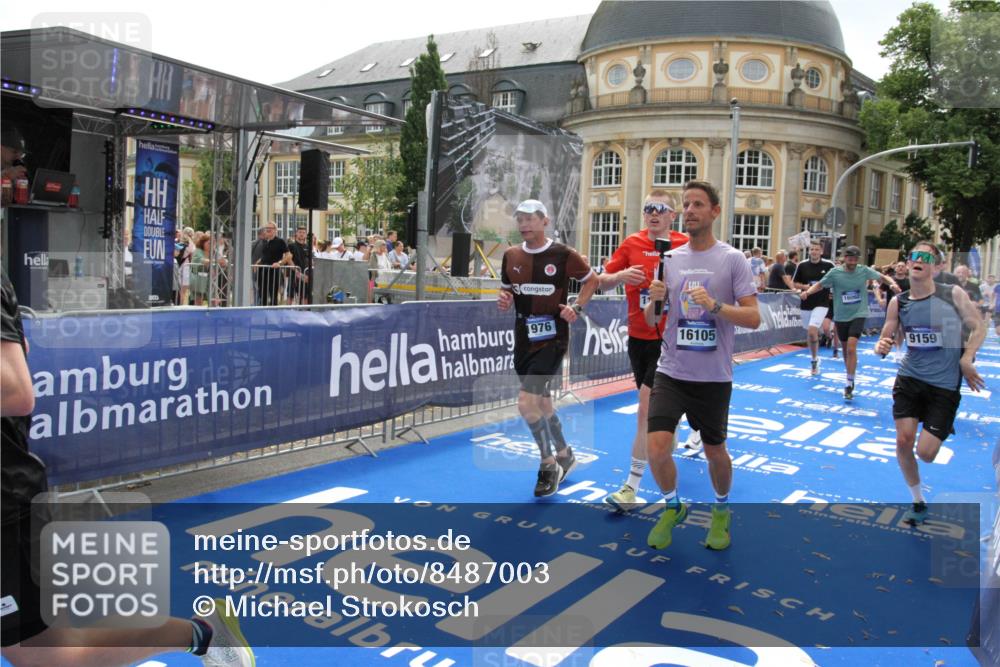 29.06.2025 - hella hamburg halbmarathon Michael Strokosch http://msf.ph/oto/8487003 29.06.2025 10:43:51 Ziel 1976, 3437, 3697, 5624, 5692, 6991, 7185, 9043, 9159, 9374, 11153, 11778, 11848, 13897, 14861, 15512, 16062, 16105, 18650, 19090 meine-sportfotos.de