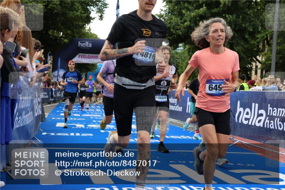 29.06.2025 - hella hamburg halbmarathon Strokosch-Dieckow http://msf.ph/oto/8487017 29.06.2025 10:44:38 Ziel 1468, 1782, 2365, 2402, 2970, 3305, 4270, 4991, 5476, 6490, 6495, 7710, 10669, 12711, 14351, 14798, 14816, 15185, 15233, 15862, 16224, 17097, 17251, 18107, 18437, 18464, 18539, 18560, 18868, 19206 meine-sportfotos.de