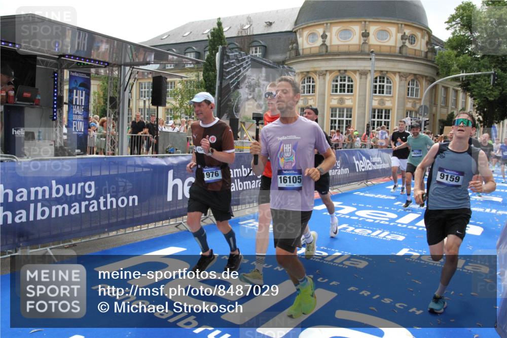 29.06.2025 - hella hamburg halbmarathon Michael Strokosch http://msf.ph/oto/8487029 29.06.2025 10:43:51 Ziel 1976, 3437, 3697, 5624, 5692, 6991, 7185, 9043, 9159, 9374, 11153, 11778, 11848, 13897, 14861, 15512, 16062, 16105, 18650, 19090 meine-sportfotos.de