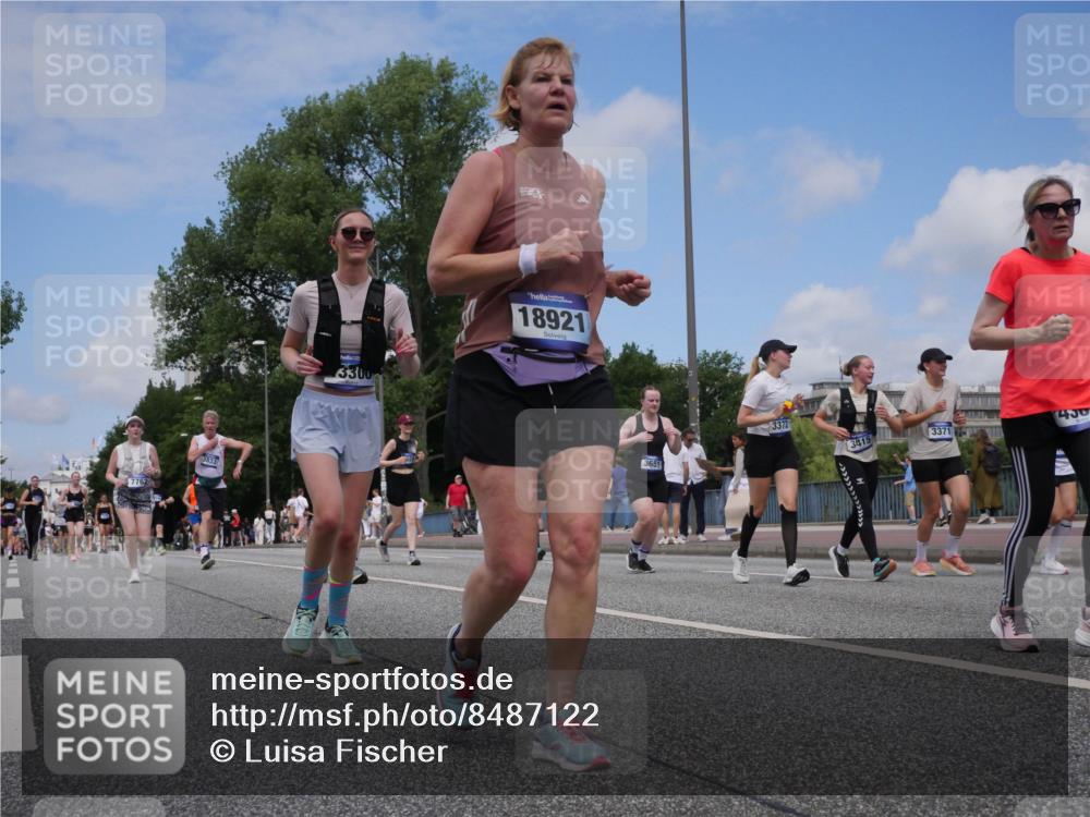 29.06.2025 - hella hamburg halbmarathon Luisa Fischer http://msf.ph/oto/8487122 29.06.2025 11:25:16 Kennedybrücke 7762, 3300, 18921, 3651, 3372, 3415, 450, 3371, 3371, 3372, 3405, 3415, 3624, 3651, 3833, 4363, 4533, 5205, 6204, 6216, 7361, 7762, 9746 meine-sportfotos.de
