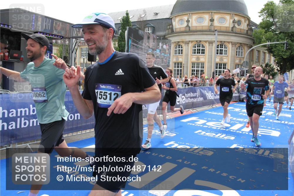 29.06.2025 - hella hamburg halbmarathon Michael Strokosch http://msf.ph/oto/8487142 29.06.2025 10:43:53 Ziel 1976, 3437, 3697, 3907, 5624, 5692, 7185, 8145, 9043, 9159, 9374, 10493, 11153, 11778, 11809, 11848, 12966, 13897, 14861, 15512, 16062, 16105, 17376, 18650, 18678 meine-sportfotos.de