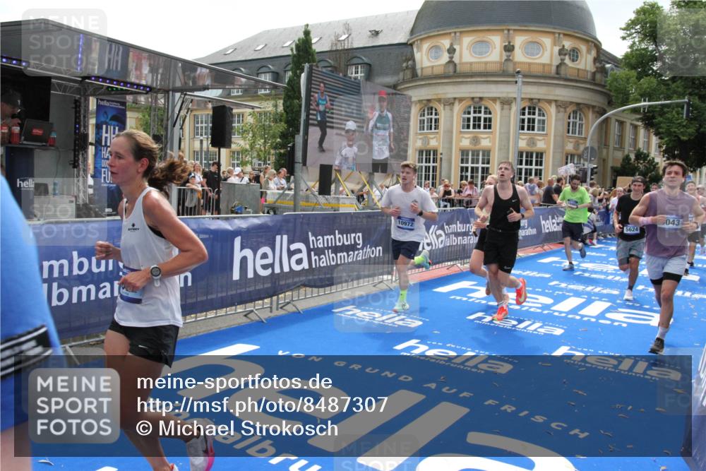 29.06.2025 - hella hamburg halbmarathon Michael Strokosch http://msf.ph/oto/8487307 29.06.2025 10:43:56 Ziel 3437, 3697, 3907, 5624, 5692, 7185, 8063, 8145, 9043, 9374, 10493, 11778, 11809, 12438, 12966, 13897, 14861, 16549, 17376, 17403, 18650, 18678 meine-sportfotos.de
