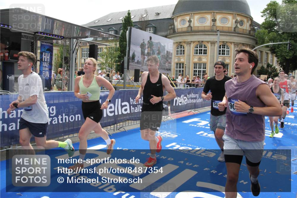 29.06.2025 - hella hamburg halbmarathon Michael Strokosch http://msf.ph/oto/8487354 29.06.2025 10:43:57 Ziel 3437, 3697, 3907, 5624, 5692, 8063, 8145, 8900, 9043, 9374, 10493, 10596, 11809, 12438, 12966, 13897, 14861, 16549, 17376, 17403, 18650, 18678 meine-sportfotos.de