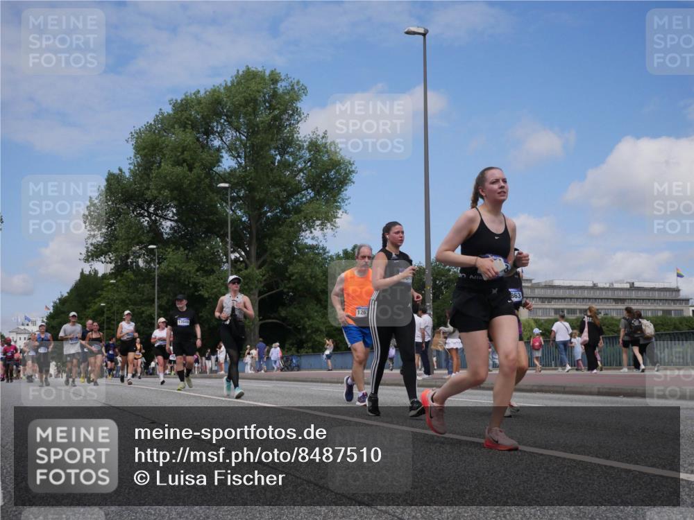 29.06.2025 - hella hamburg halbmarathon Luisa Fischer http://msf.ph/oto/8487510 29.06.2025 11:25:27 Kennedybrücke 126, 139, 49, 863, 3351, 3624, 3833, 7762 meine-sportfotos.de