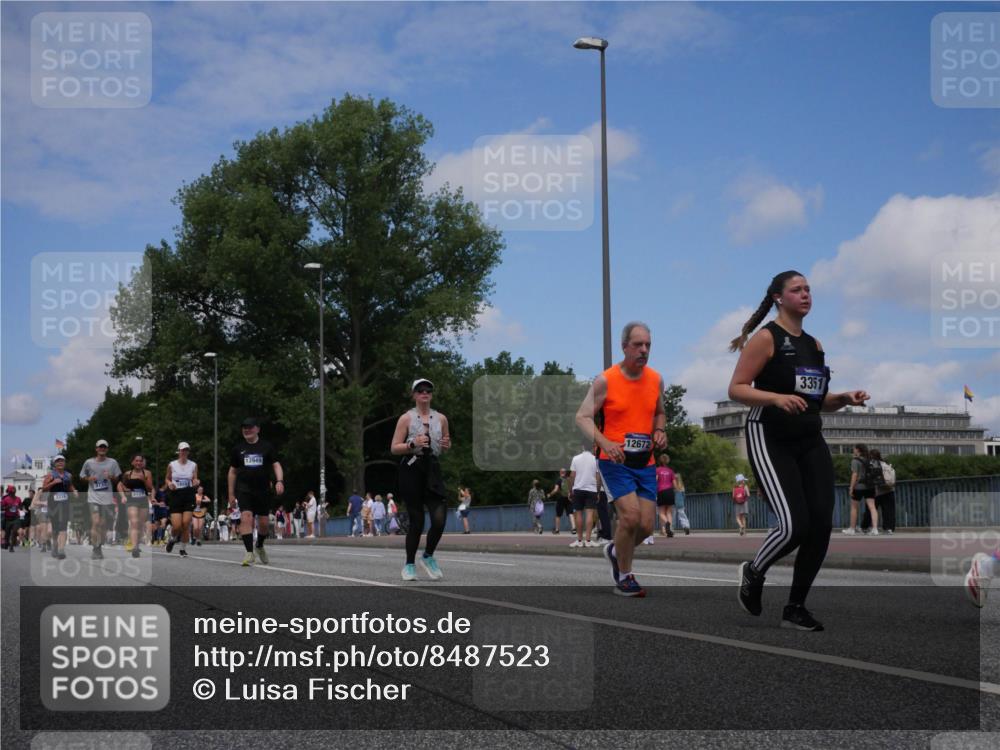 29.06.2025 - hella hamburg halbmarathon Luisa Fischer http://msf.ph/oto/8487523 29.06.2025 11:25:28 Kennedybrücke 3318, 3738, 13949, 12672, 3351, 3316, 3351, 3624, 3737, 3833 meine-sportfotos.de