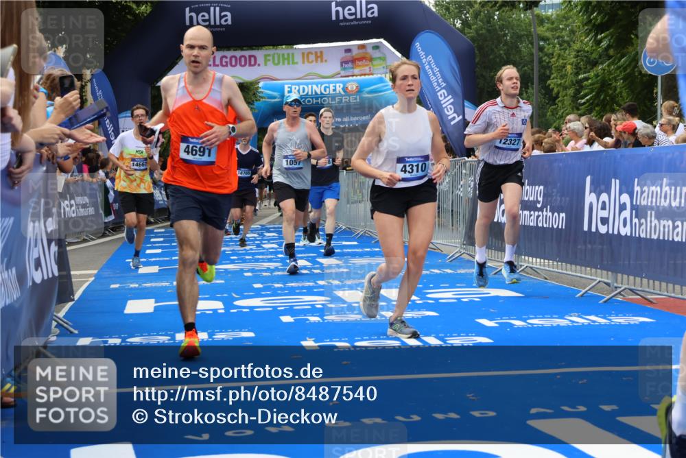 29.06.2025 - hella hamburg halbmarathon Strokosch-Dieckow http://msf.ph/oto/8487540 29.06.2025 10:44:25 Ziel 1057, 1220, 1902, 3305, 4310, 4691, 7191, 7322, 8928, 12327, 12528, 12554, 14464, 14667, 15862, 16547, 16803, 17097, 17729, 18765, 18806 meine-sportfotos.de