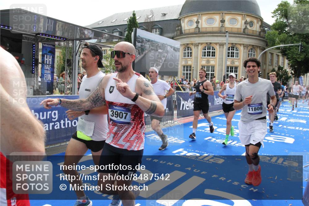 29.06.2025 - hella hamburg halbmarathon Michael Strokosch http://msf.ph/oto/8487542 29.06.2025 10:44:00 Ziel 3697, 3907, 4981, 8063, 8145, 8900, 10493, 10596, 11809, 12438, 12966, 14861, 15383, 16549, 17376, 17403, 17516, 18678 meine-sportfotos.de
