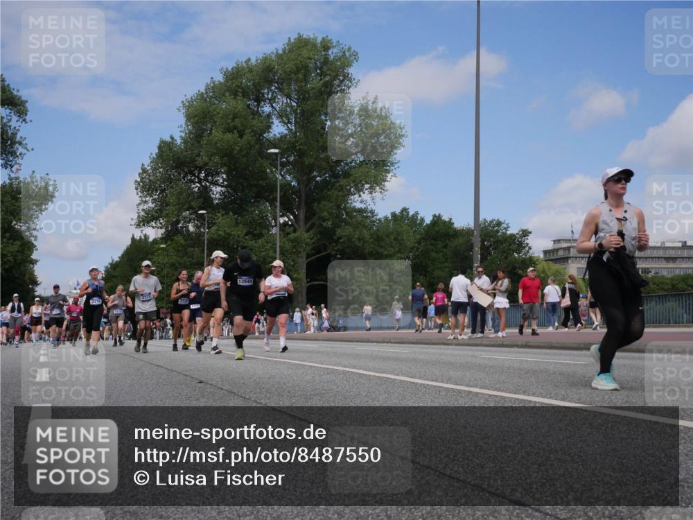 29.06.2025 - hella hamburg halbmarathon Luisa Fischer http://msf.ph/oto/8487550 29.06.2025 11:25:30 Kennedybrücke 3316, 3737, 3738, 30, 13949, 3316, 3351, 3737, 3738, 4522, 8308 meine-sportfotos.de